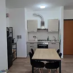 Interno 10 *