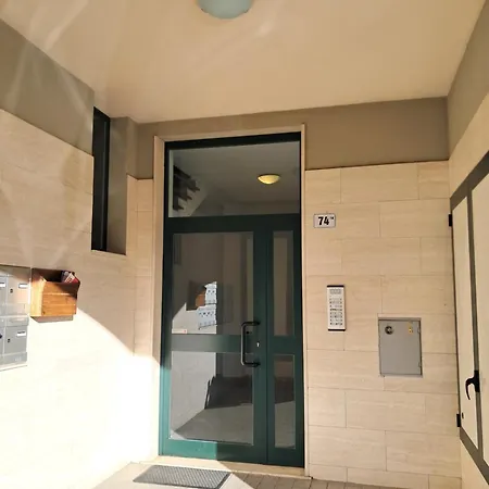 Interno 10 アパート